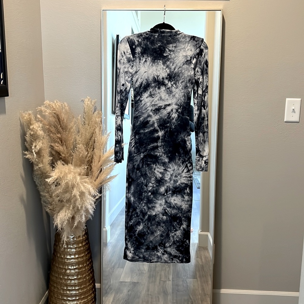 Lovers and Friends like brand new long sleeve blue tie dye bodycon dress!